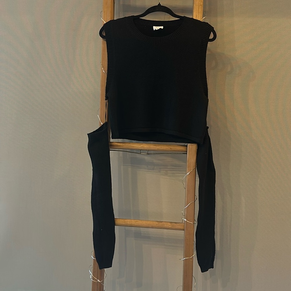 DETATCHED SLEEVE SWEATER